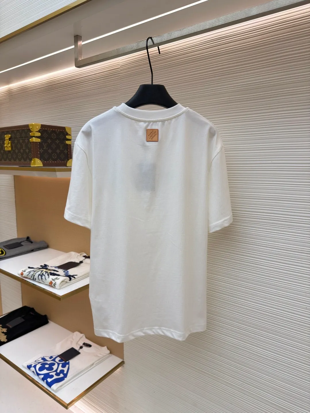 LOUIS VUITTON animal embroidery short-sleeved T-shirt ●Original version: Purchased and developed at 9350 ●Item number: 1682215-A05 ●Fabric: cotton fabric ●Technology: embroidery production ●Color: white ●Version: fitted version ●Weight: about 260 grams ●Size: XS-S-M-L ●Description: This embroidered short-sleeved T-shirt is made of high-end clothing technology. The fabric is made of 260g heavy-weight mercerized cotton. It has been treated with liquid ammonia mercerization to give the cotton a delicate luster. It is also anti-wrinkle and breathable, and its skin-friendliness and drape are greatly improved. The theme pattern on the chest adopts embroidery technology that combines Su embroidery flat stitch and seed embroidery. The animal and plant patterns show three-dimensional texture through different stitching methods. The letters are filled in with embroidery technology. The stitch density reaches 8 stitches per centimeter. The colors are full and the lines are neat. The embroidery edges are overlocked to avoid fuzzing. The neckline is reinforced with three needles and is paired with high-density rib fabric to keep it from loosening after long-term wear. The side seams of the body are seamlessly heat-pressed to reduce friction when worn. The overall style adopts a loose cut with slightly dropped shoulders, combined with three-dimensional cutting technology, which not only ensures wearing comfort, but also modifies the body line. The overall wiring is straight and delicate, the fabric is comfortable and soft, and the color is consistent without color difference. It can be matched with the same style to create a fashionable look and control various occasions. Customized accessories, complete with three standards, same style for men and women!